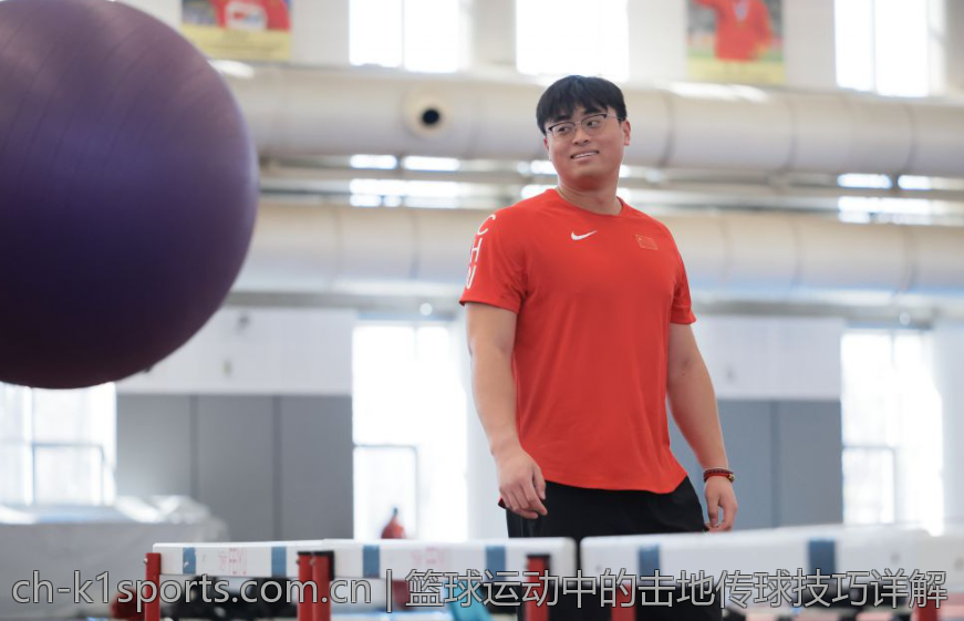 篮球运动中的击地传球技巧详解